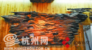 老船木制作的裝飾品。