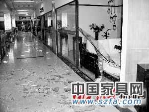 不同意漲租金就砸玻璃？家具廣場(chǎng)店家人人自危