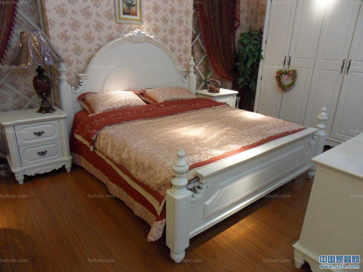 美式田園風(fēng)格1.8米床，床柱為橡木；四個(gè)床柱、床頭頂冠等細(xì)節(jié)部位均為實(shí)木經(jīng)過手工精細(xì)雕刻。用料足實(shí)，手感光滑圓潤。顏色為柔和的亞光象牙白，燈光之下，倍感溫馨浪漫。使用環(huán)保油漆加入防黃變因子，經(jīng)久保持原色。