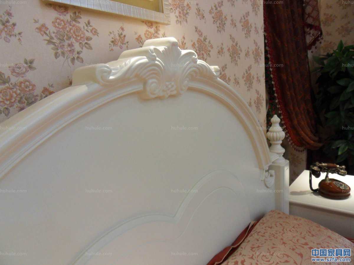 美式田園風(fēng)格1.8米床，床柱為橡木；四個(gè)床柱、床頭頂冠等細(xì)節(jié)部位均為實(shí)木經(jīng)過手工精細(xì)雕刻。用料足實(shí)，手感光滑圓潤。顏色為柔和的亞光象牙白，燈光之下，倍感溫馨浪漫。使用環(huán)保油漆加入防黃變因子，經(jīng)久保持原色。