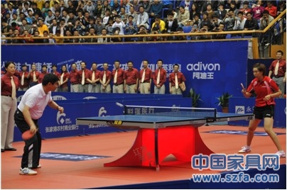 開(kāi)幕式上友誼賽:張家港市副市長(zhǎng)與李曉霞對(duì)陣 開(kāi)幕式上友誼賽:張家港市副市長(zhǎng)與李曉霞對(duì)陣