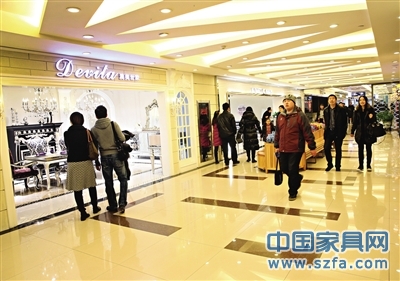 從各大家居賣場的人流就可看出，目前家居市場呈現(xiàn)回暖態(tài)勢。 新京報記者 王遠征 攝