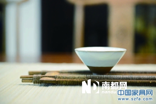 茶桌上的紋路就來自古木本身。