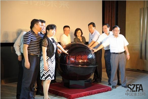 圖:各界領導開啟“智能微波降甲醛設備”啟動儀式