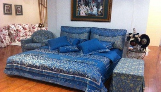 長(zhǎng)春市皇家馬車(chē)家具有限公司主要對(duì)產(chǎn)品的購(gòu)銷(xiāo)和研發(fā)，近年來(lái)公司為廣大客戶(hù)提供了高效，高質(zhì)，放心省心，舒心的優(yōu)質(zhì)服務(wù)的產(chǎn)品保障。 公司為長(zhǎng)春眾多家庭服務(wù)了沙發(fā)專(zhuān)業(yè)定制，軟床量尺定做、單雙人床、沙發(fā)床、上下床 等業(yè)務(wù)，得到了廣大顧客的信賴(lài)和認(rèn)可。  質(zhì)量管理：嚴(yán)格把控每一道制造工序，對(duì)原材料、布和海綿的供應(yīng)商要求其提供環(huán)境保護(hù)標(biāo)準(zhǔn)證書(shū)。產(chǎn)品干燥速度及防蟲(chóng)處理都經(jīng)過(guò)嚴(yán)格測(cè)試。類(lèi)似無(wú)紡布這樣的細(xì)節(jié)也符合嗅覺(jué)環(huán)保標(biāo)準(zhǔn)。公司承諾：我們的產(chǎn)品將帶給您舒適、健康的生活享受。  我們的優(yōu)勢(shì)： 1、多年的歐式法式家具設(shè)計(jì)生產(chǎn)經(jīng)驗(yàn)  2、公司追求長(zhǎng)期穩(wěn)定的業(yè)務(wù)合作關(guān)系  3、公司位置良好，物流運(yùn)輸便利  4、實(shí)體工廠直接供貨，減少貿(mào)易環(huán)節(jié)成本  5、產(chǎn)品顏色及尺寸可根據(jù)客戶(hù)需要更改  6、客戶(hù)遍布國(guó)內(nèi)各大城市  7、產(chǎn)品出廠到運(yùn)輸，全程提供質(zhì)量保證  8、零售業(yè)務(wù)具有巨大的數(shù)量?jī)?yōu)勢(shì)