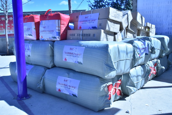   東成文宋&ldquo;暖冬&rdquo;愛心公益團(tuán)為學(xué)校捐贈(zèng)老師辦公書桌椅、學(xué)生生活用品等