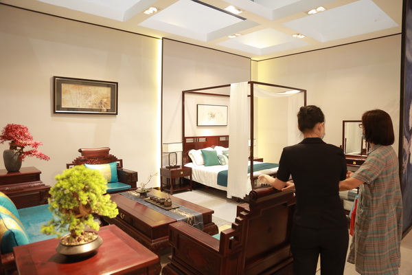 美聯(lián)紅木展館現(xiàn)場，經(jīng)銷商現(xiàn)場咨詢加盟